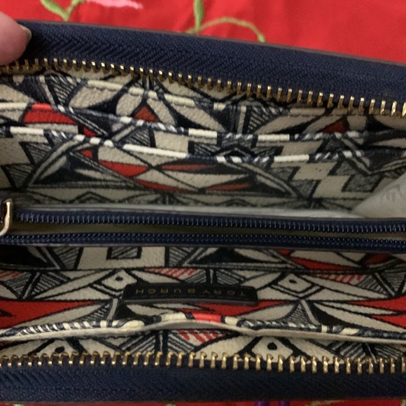 Tory Burch Kerrington Leather Wristlet - Picture 7 of 11